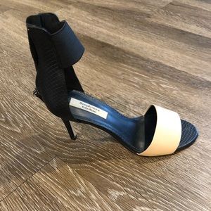 Vera Wang size 6.5 Heels